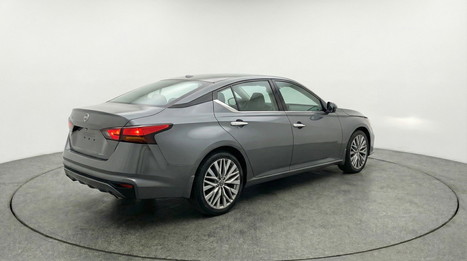 Used 2025 Nissan Altima 2.5 SV image 9