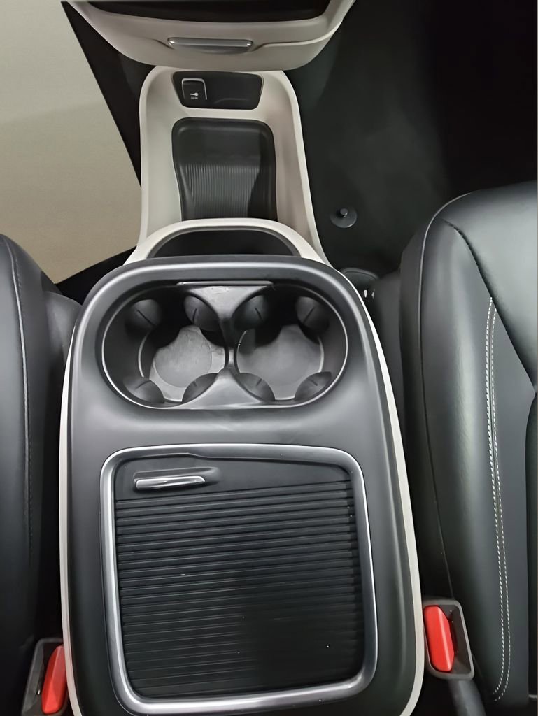 Used 2024 Chrysler Pacifica Touring-L image 28