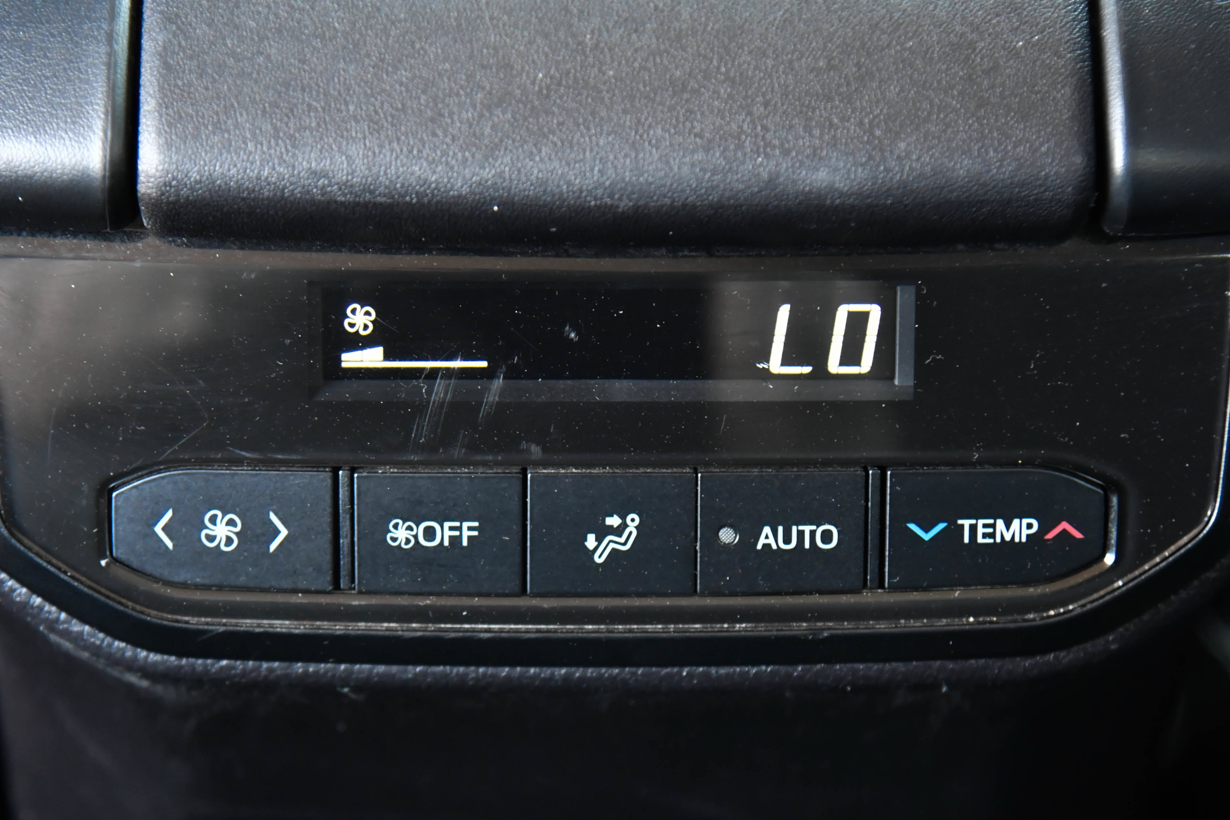 Used 2024 Toyota Highlander LE AWD/4WD image 39