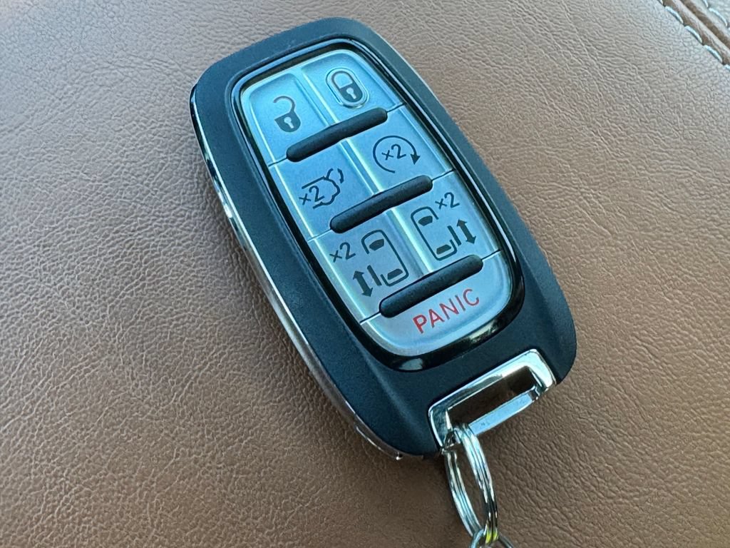 Used 2024 Chrysler Pacifica Pinnacle FWD image 38