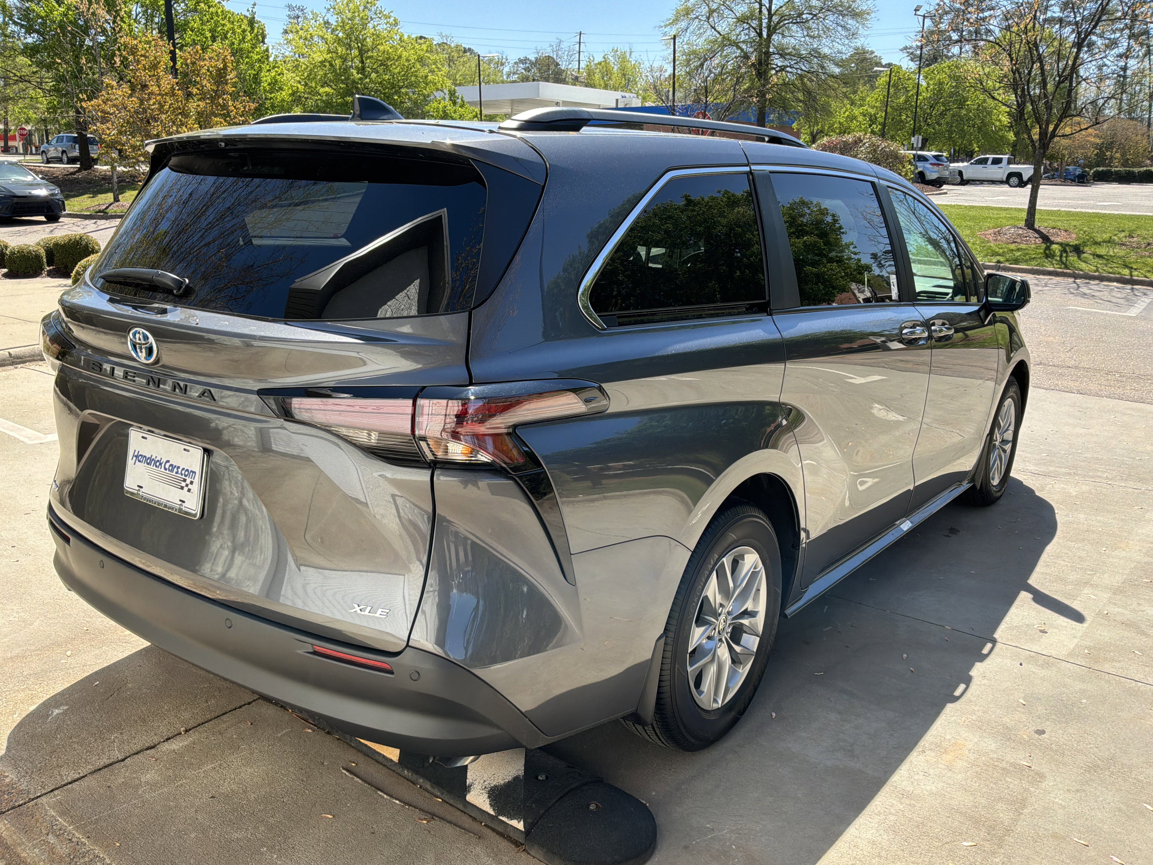 Used 2025 Toyota Sienna XLE image 10