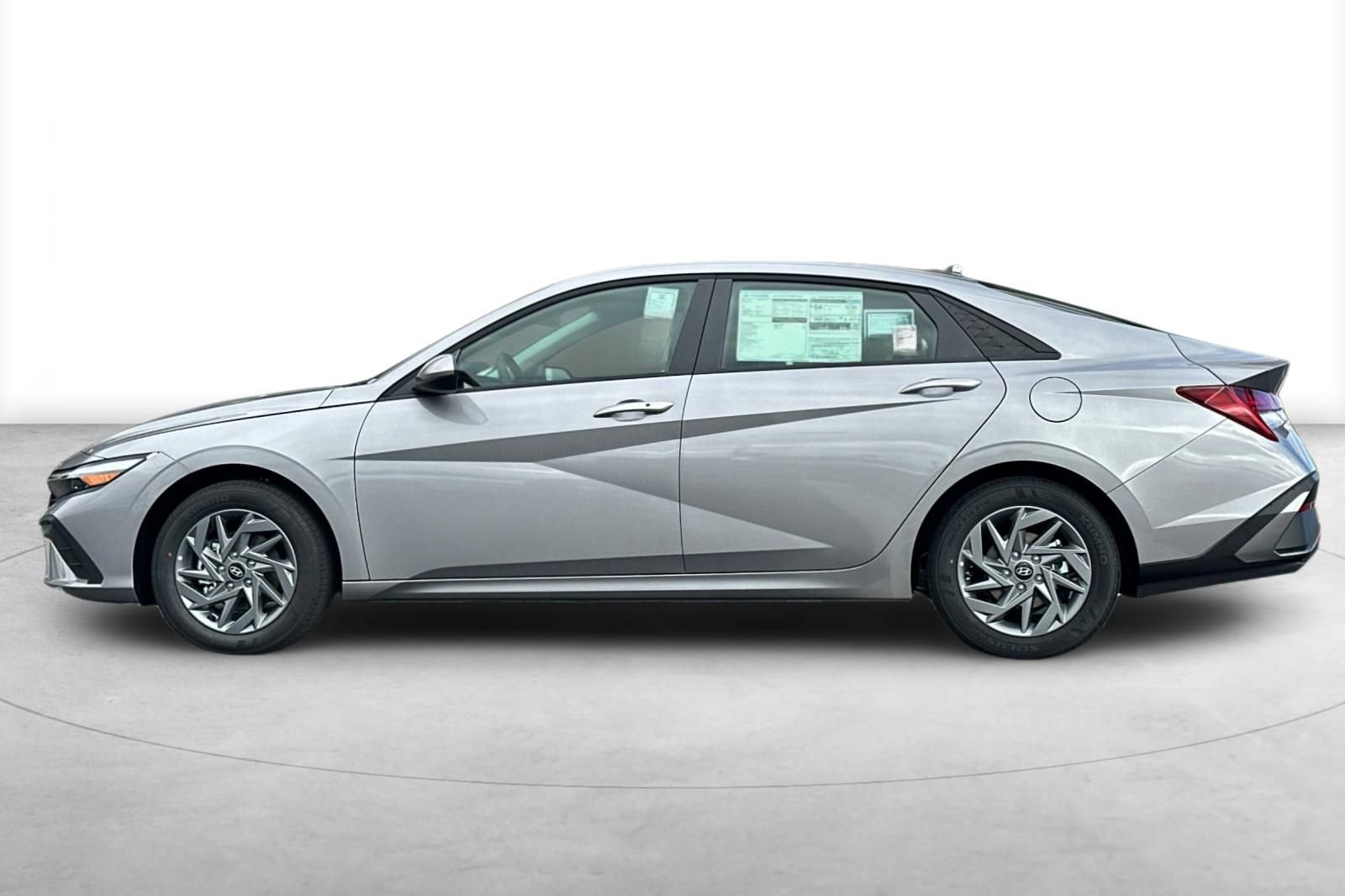 Used 2026 Hyundai Elantra Hybrid FWD image 3