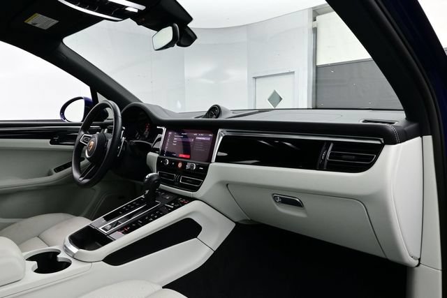 Certified 2025 Porsche Macan AWD/4WD image 19