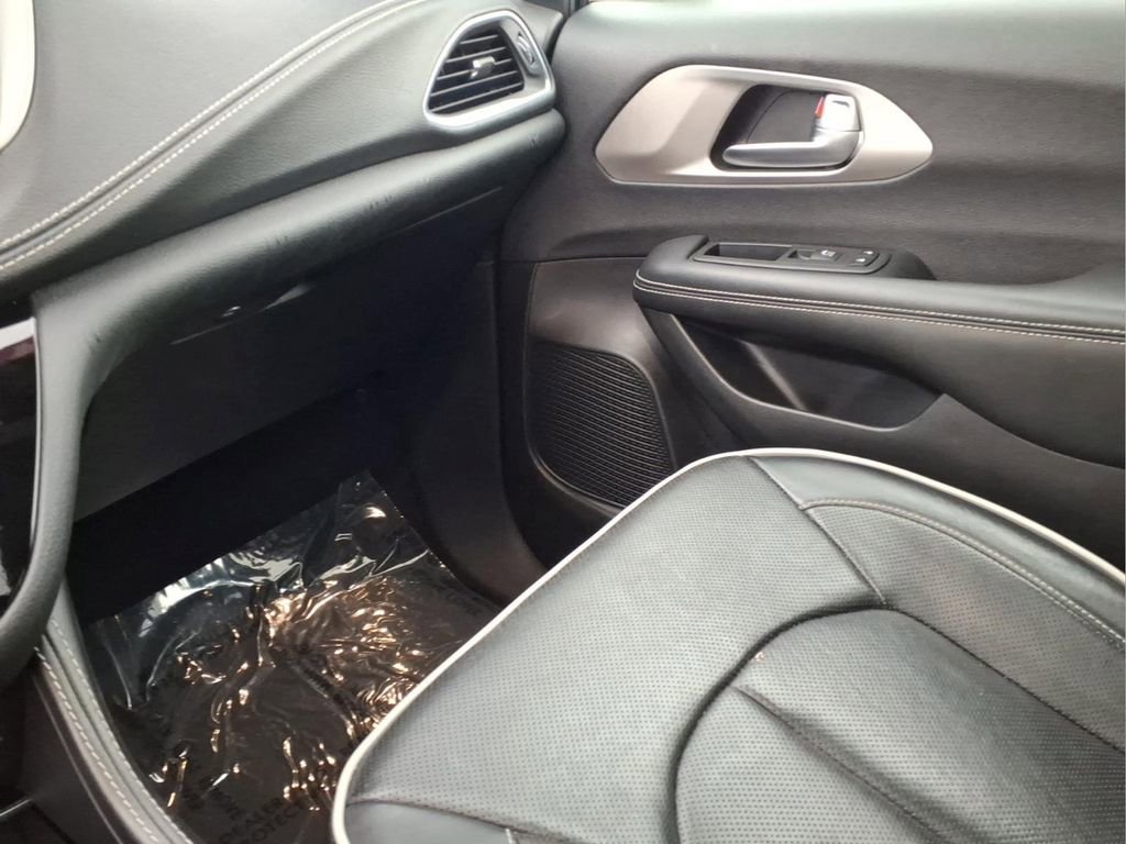 Used 2024 Chrysler Pacifica Premium FWD image 23