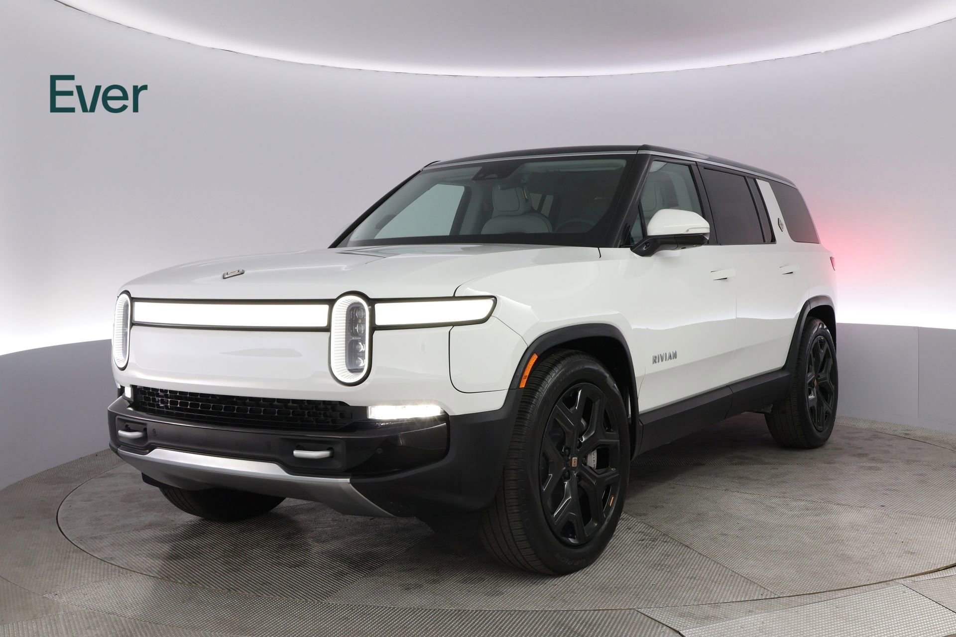 Used 2024 Rivian R1S Adventure image 2