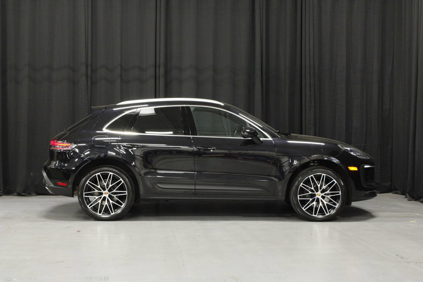Certified 2026 Porsche Macan AWD/4WD image 8