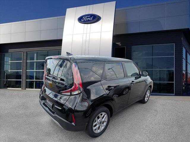 Used 2025 Kia Soul LX w/ LX Technology Package image 2