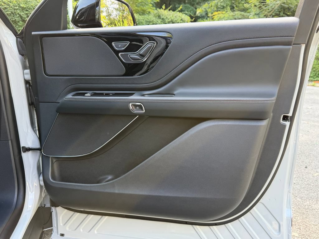 New 2027 Lincoln Aviator AWD w/ Jet Appearance Package image 8