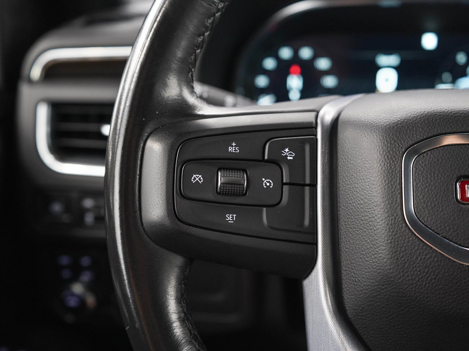 Used 2022 GMC Yukon XL SLE AWD/4WD image 25