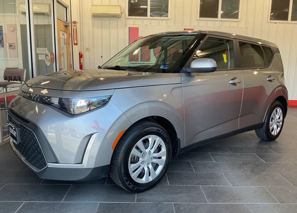 Used 2025 Kia Soul LX FWD image 2