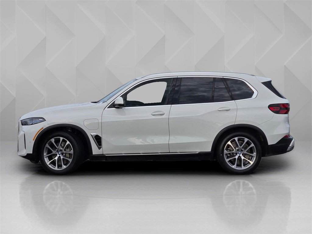 Used 2025 BMW X5 xDrive50e image 3