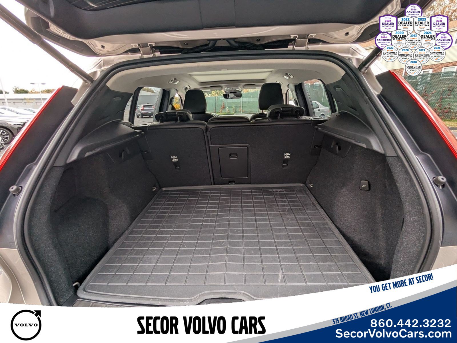 Certified 2023 Volvo XC40 B5 Plus AWD/4WD image 25