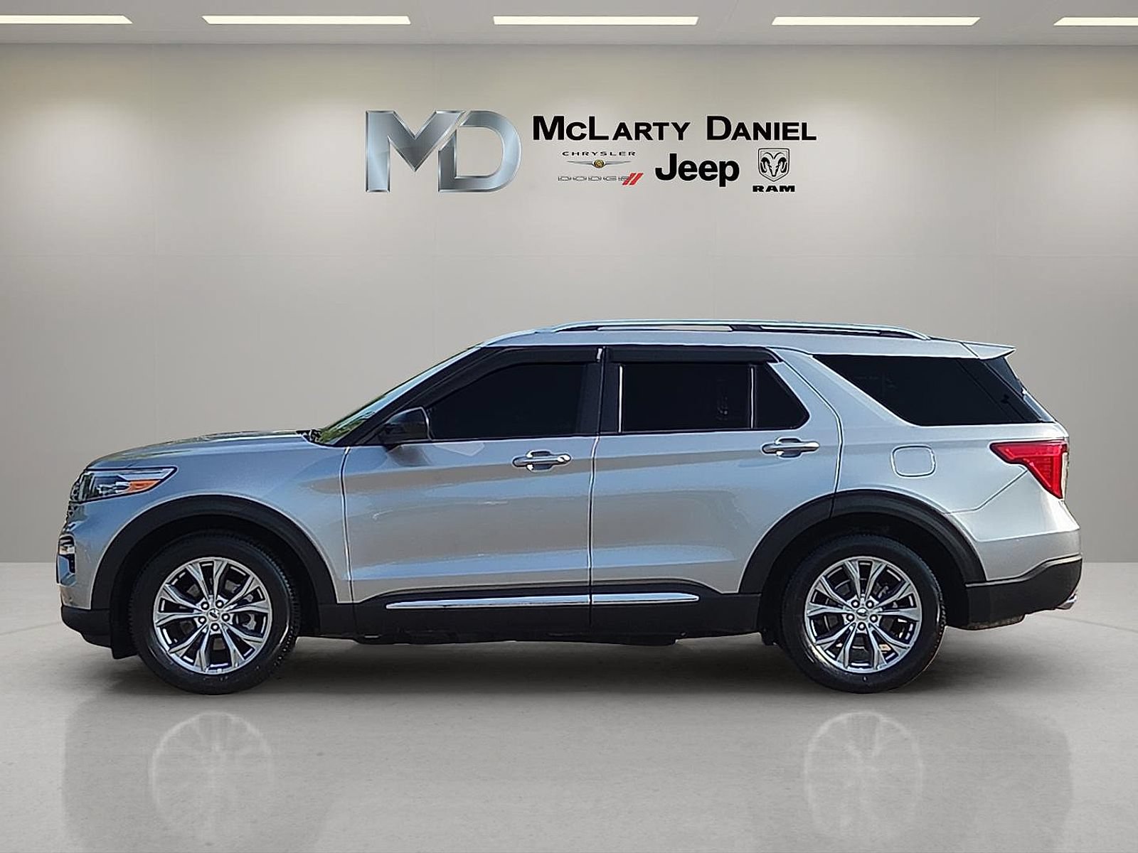 Used 2024 Ford Explorer Limited RWD image 3