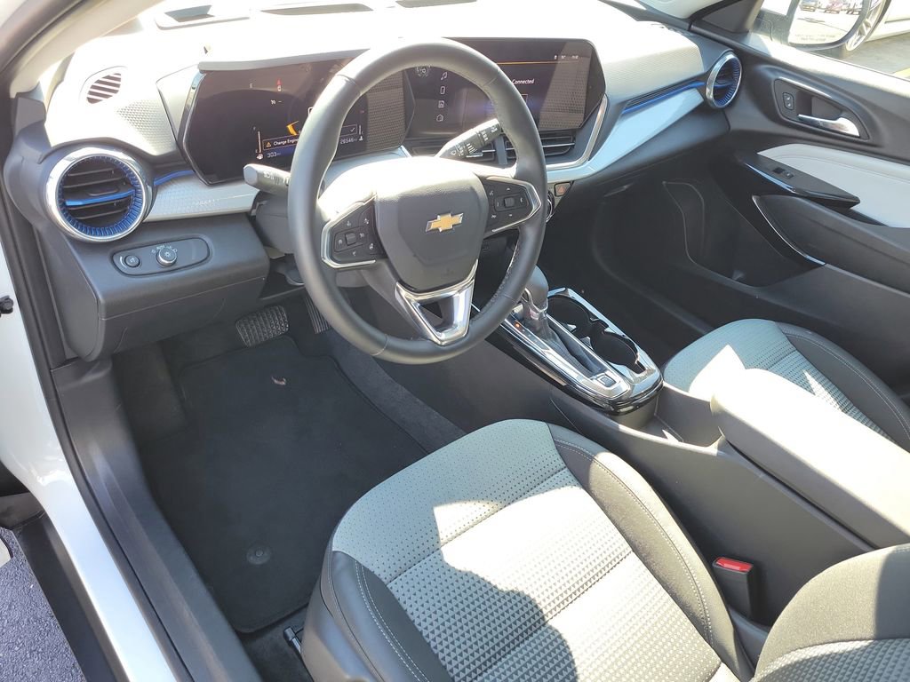 Certified 2025 Chevrolet Trax LT w/ LT Convenience Package FWD image 18