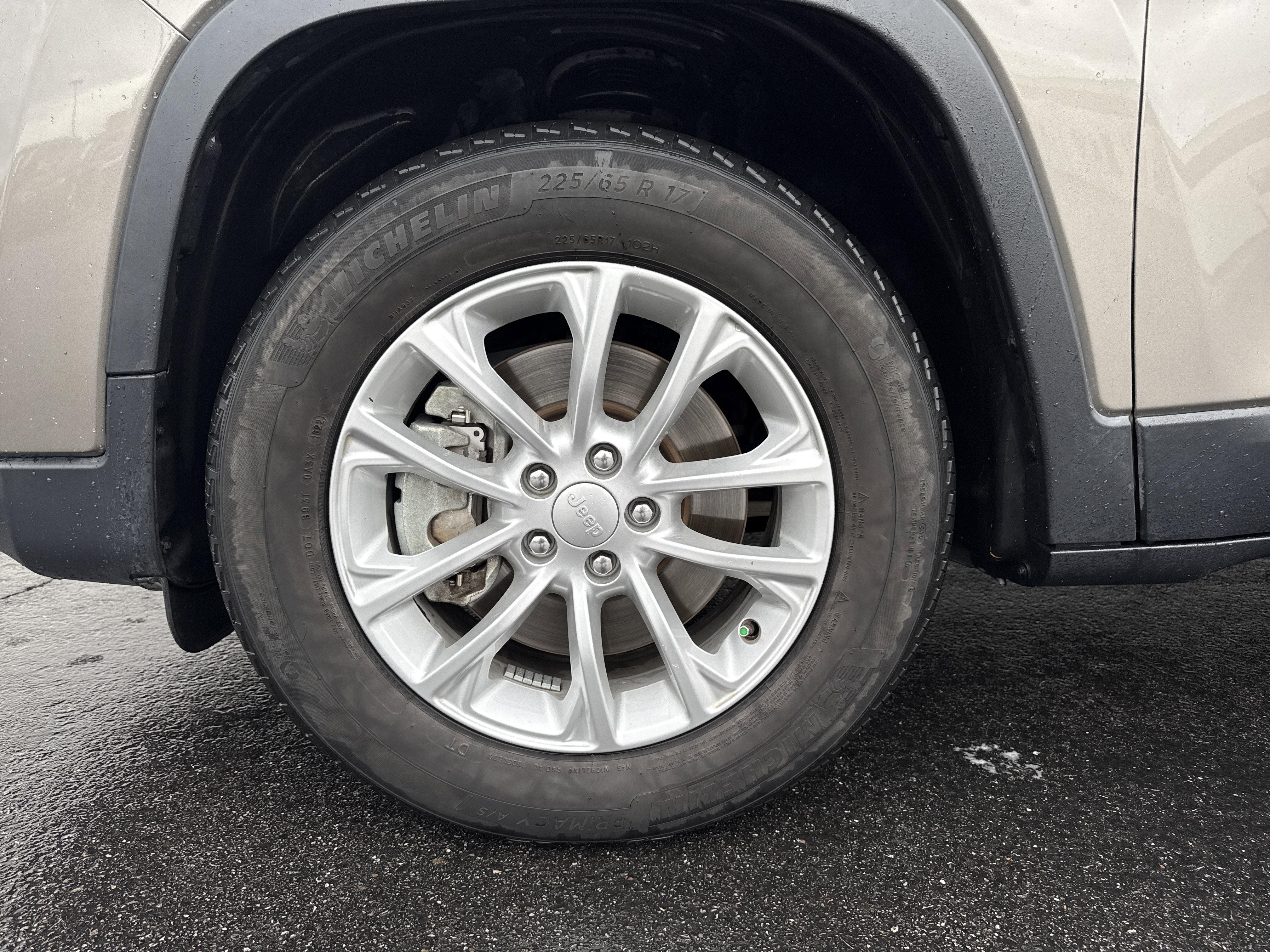 Used 2019 Jeep Cherokee Latitude w/ Popular Appearance Group image 5