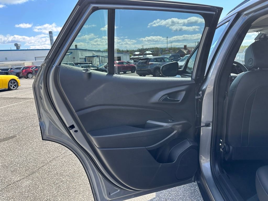 Used 2025 Chevrolet Trax LT FWD image 9