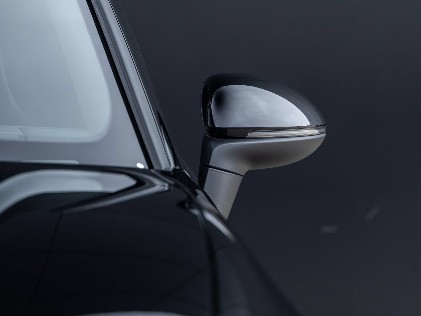 Certified 2025 Porsche Macan Electric RWD image 18