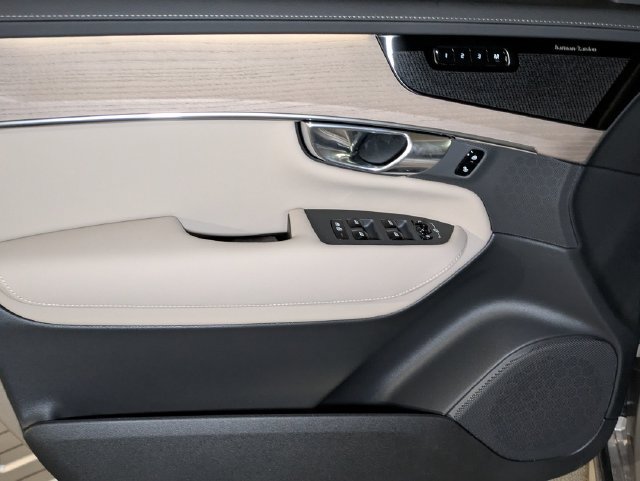 New 2026 Volvo XC90 T8 Plus w/ Protection Package AWD/4WD image 12