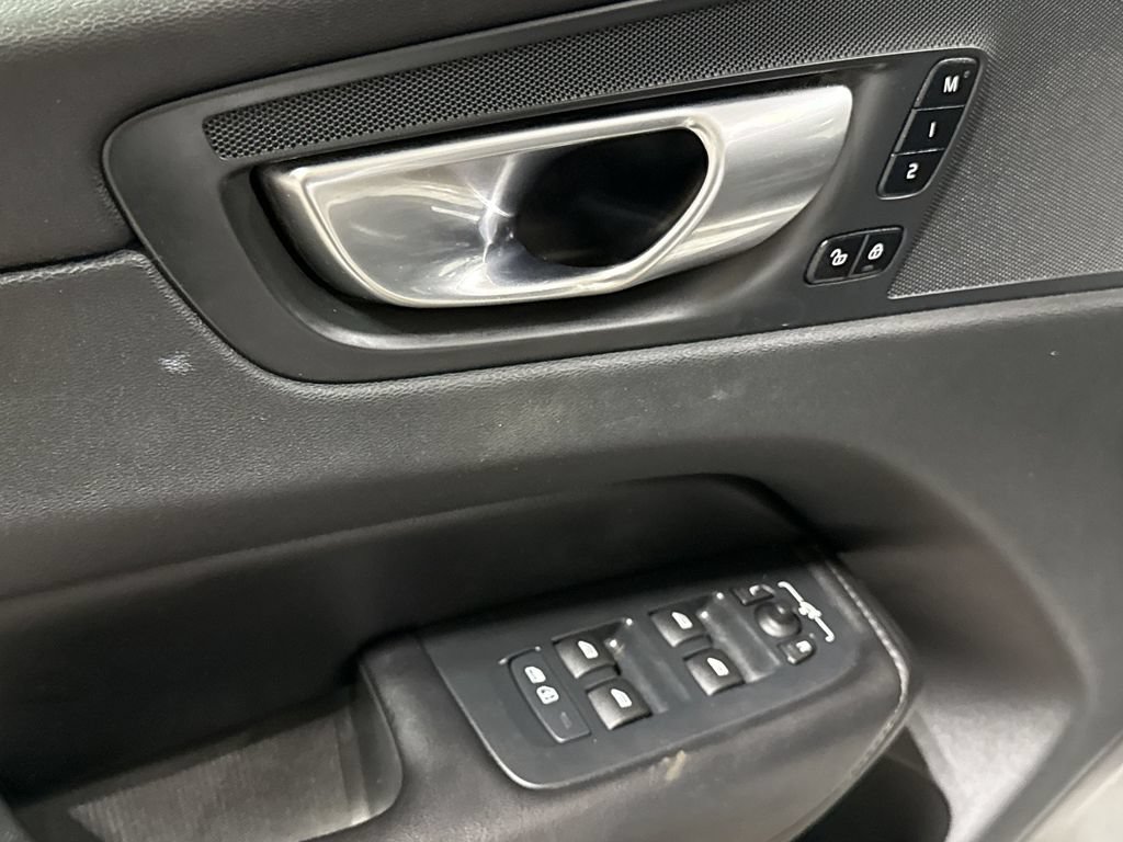 Used 2023 Volvo XC60 B5 Plus FWD image 22