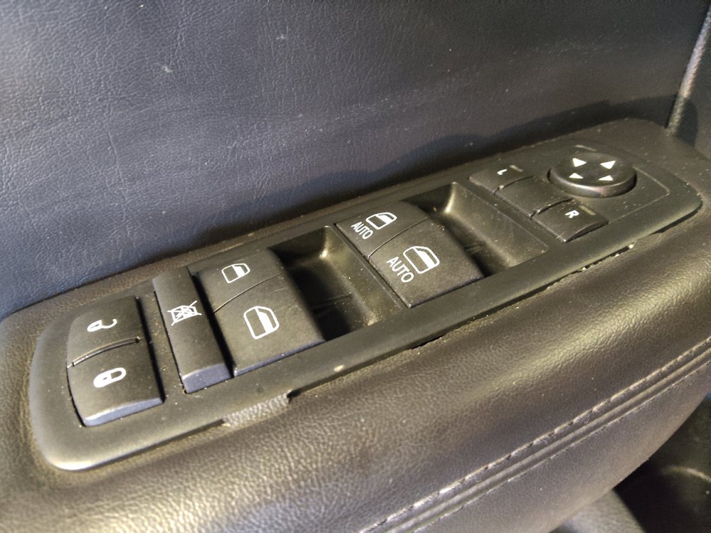 Used 2016 Chrysler 200 Limited Platinum w/ Comfort & Convenience Group FWD image 27
