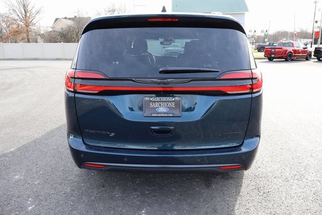 Used 2025 Chrysler Pacifica Limited FWD image 17