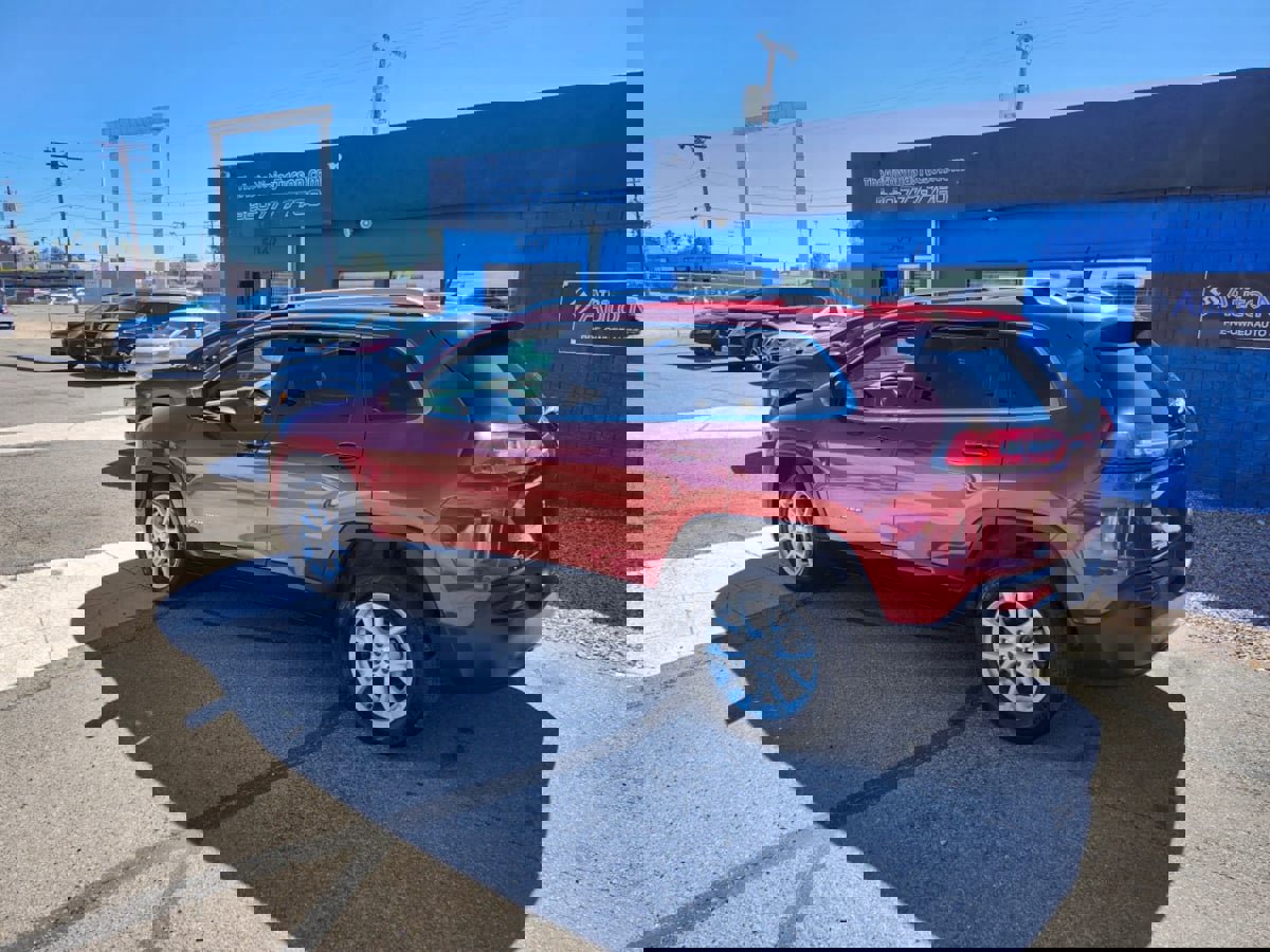 Used 2017 Jeep Cherokee Latitude image 4