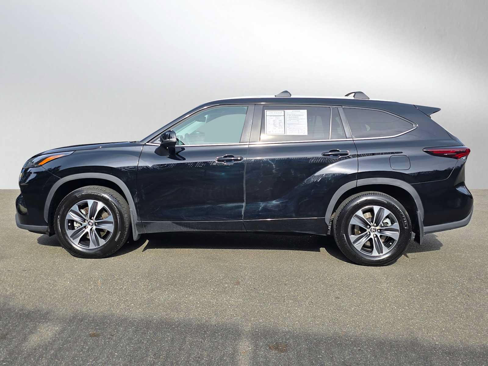 Used 2024 Toyota Highlander XLE AWD/4WD image 6