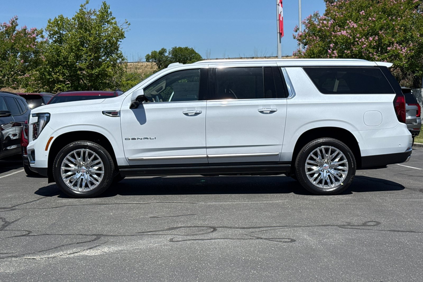 New 2026 GMC Yukon XL Denali w/ Denali Reserve Package AWD/4WD image 8