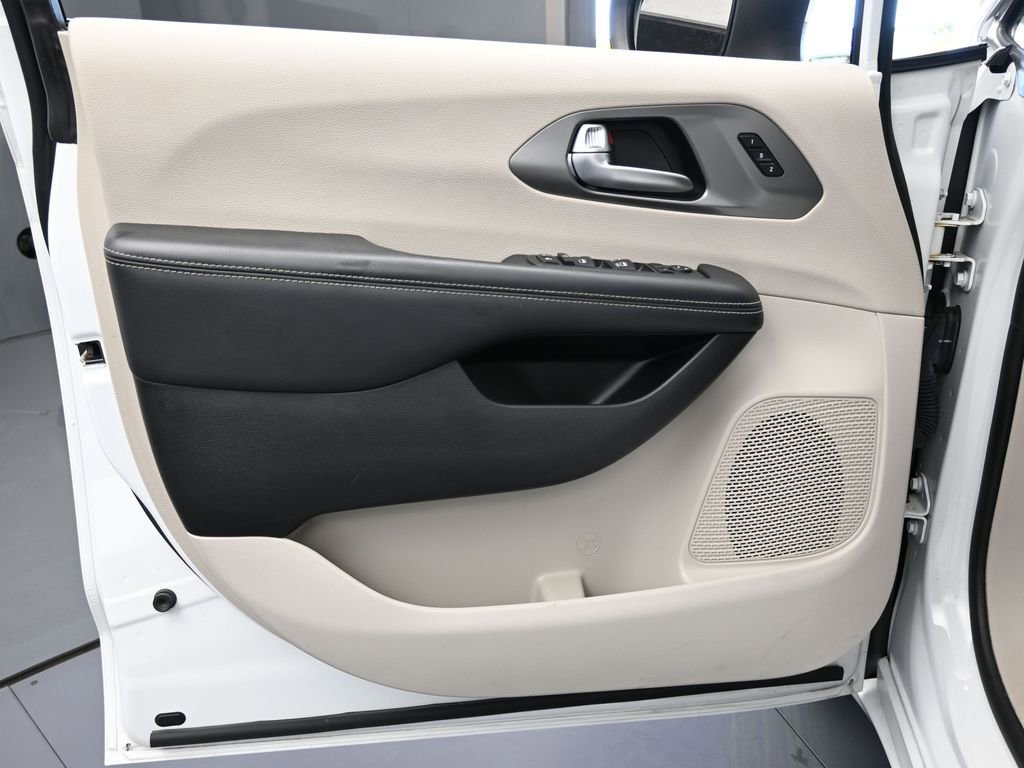 Used 2023 Chrysler Pacifica Touring-L image 27