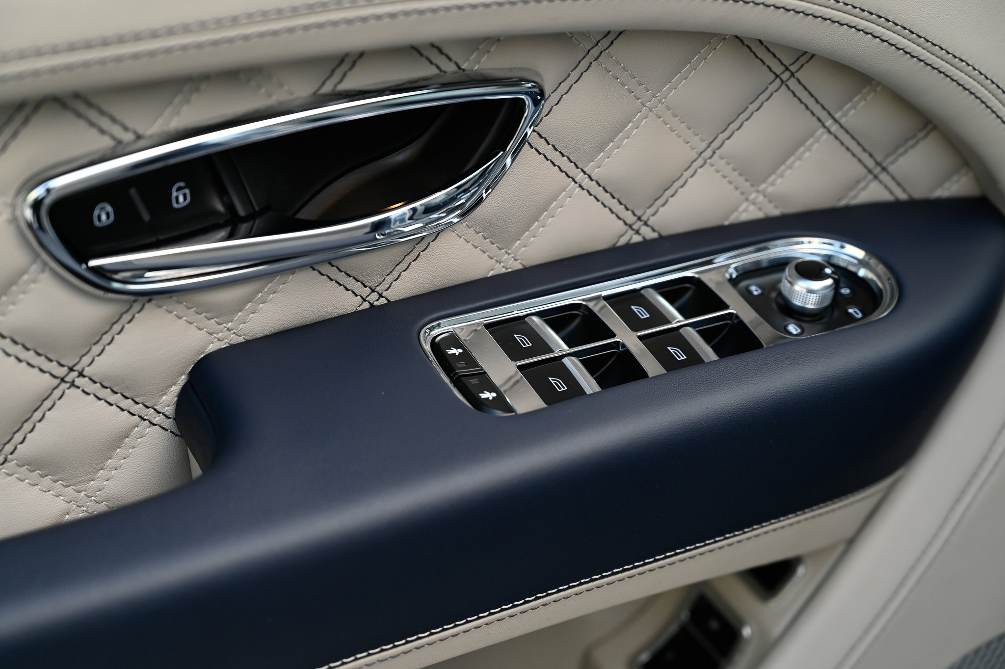 Used 2022 Bentley Bentayga image 21