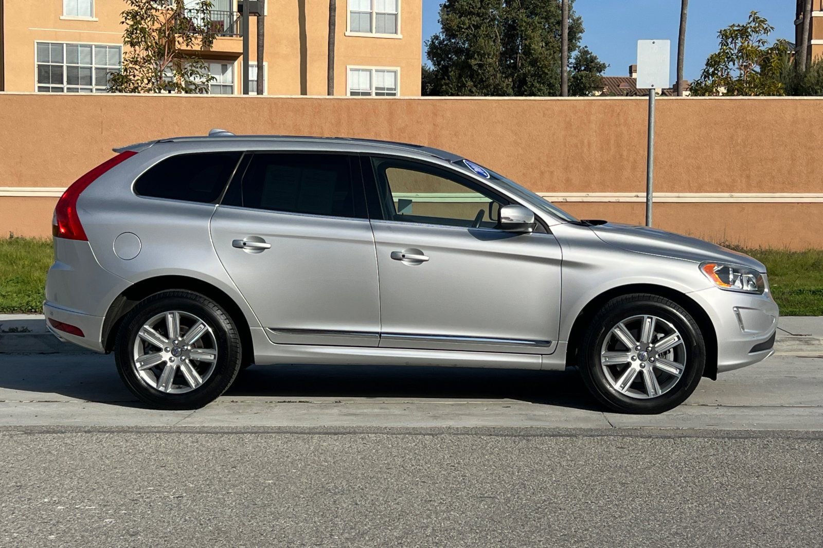 Used 2017 Volvo XC60 T5 Inscription w/ Advanced Package image 3