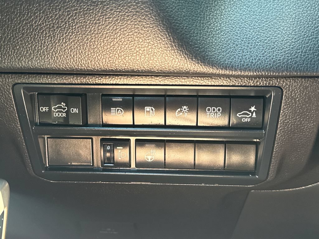 Used 2025 Toyota Tundra Limited AWD/4WD image 32