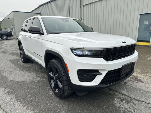 Used 2023 Jeep Grand Cherokee Altitude AWD/4WD image 11
