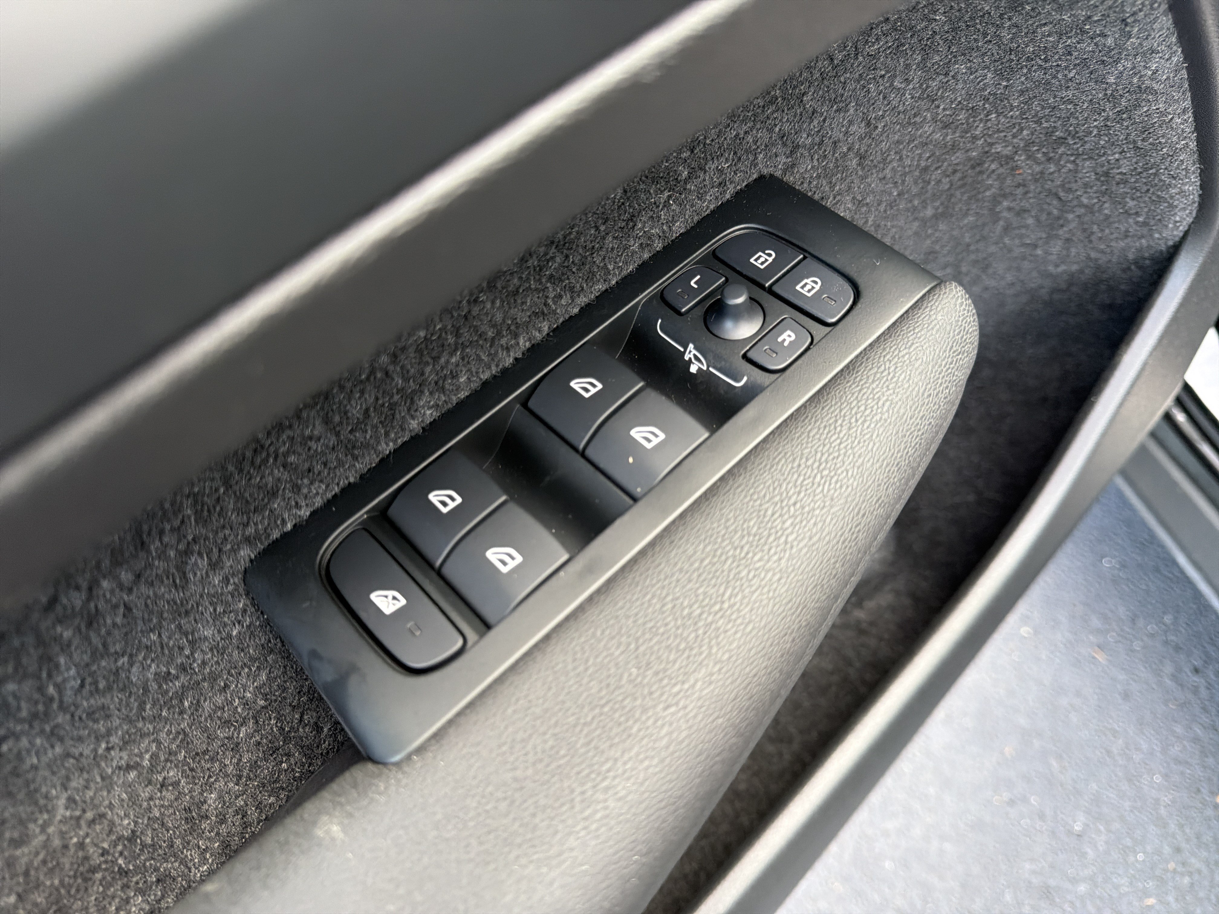 Certified 2026 Volvo XC40 B5 Plus AWD/4WD image 18