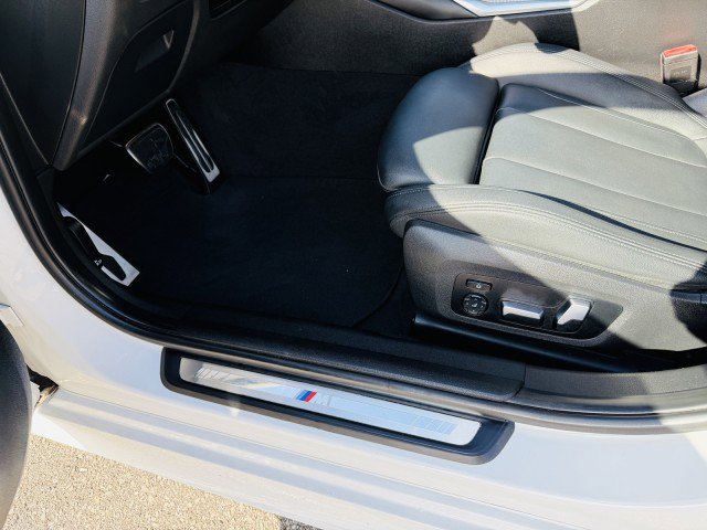 Used 2019 BMW 330i Sedan w/ M Sport Package image 9