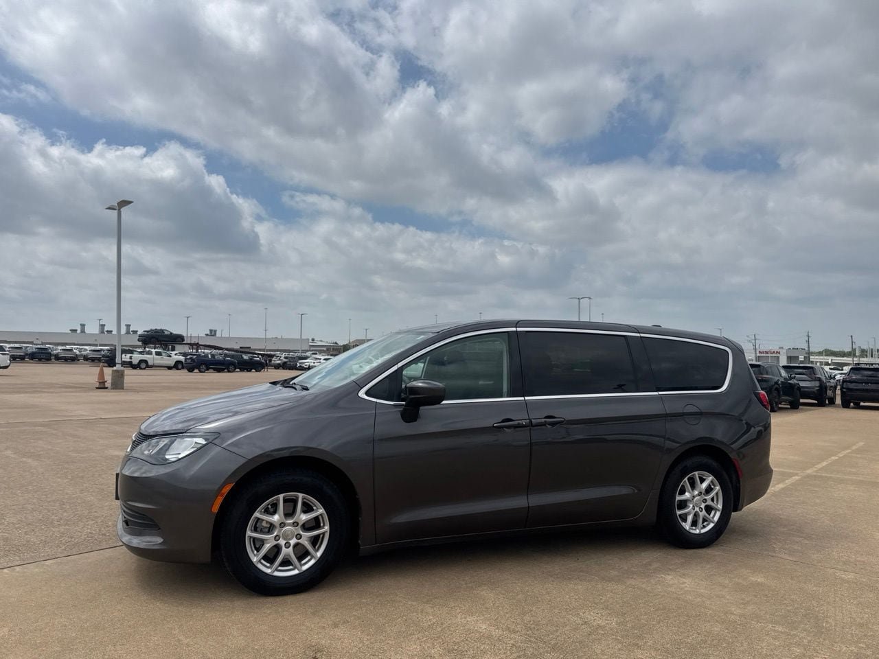 Used 2017 Chrysler Pacifica Touring FWD image 9