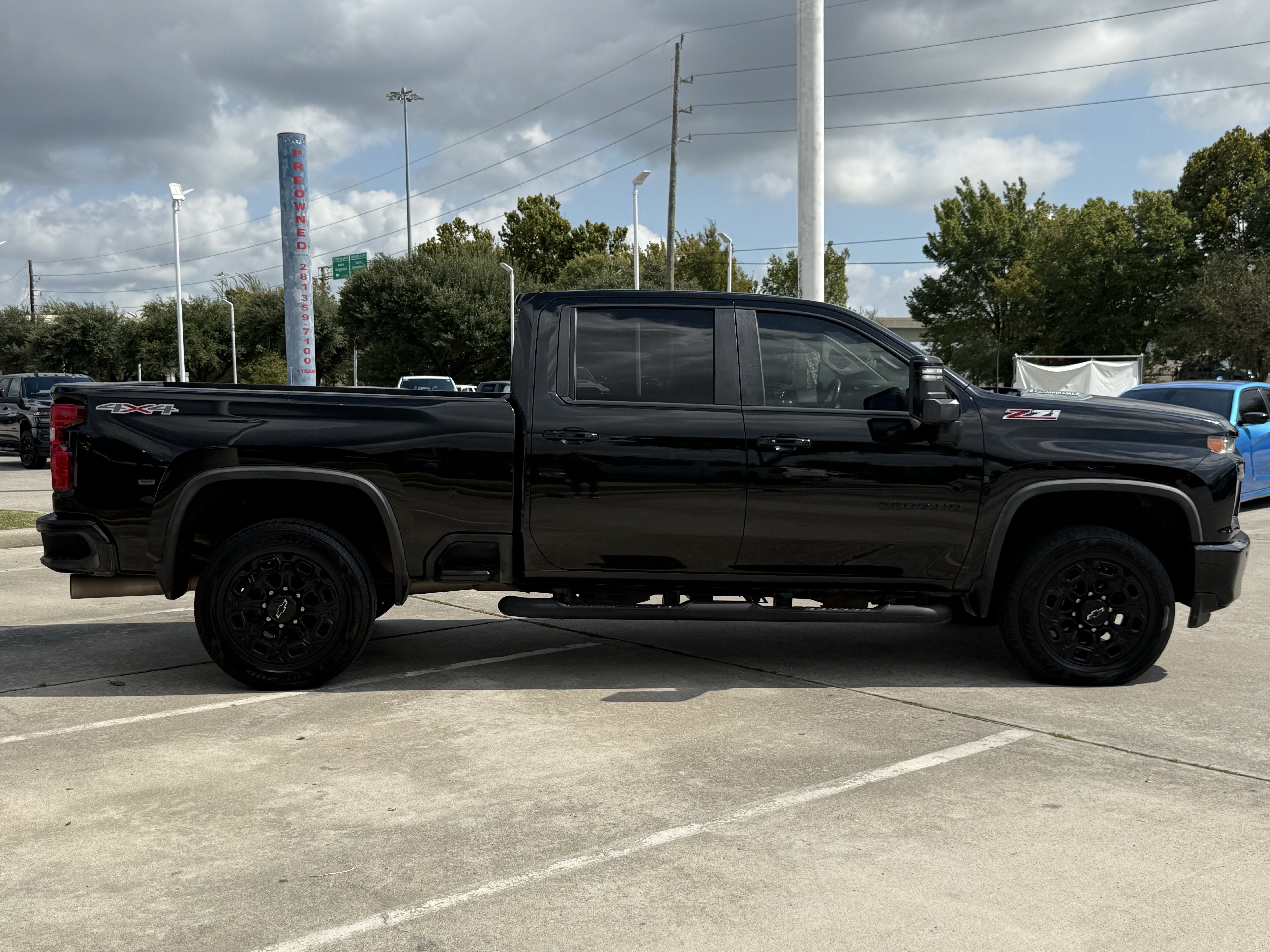 Used 2022 Chevrolet Silverado 2500 LT w/ Midnight Edition AWD/4WD image 3