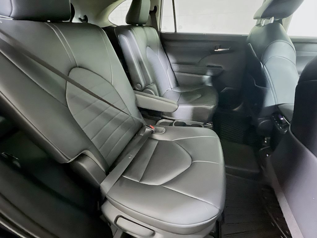 Used 2023 Toyota Highlander XLE AWD/4WD image 24