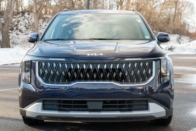 Used 2025 Kia Carnival EX image 3