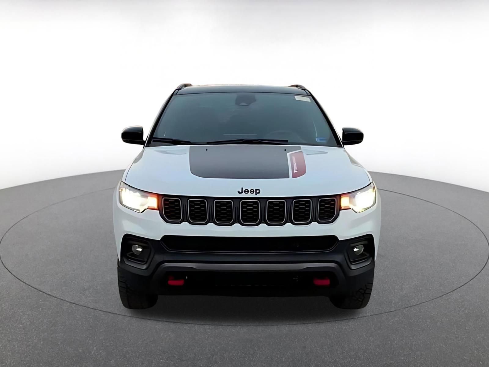 Used 2025 Jeep Compass Trailhawk image 4