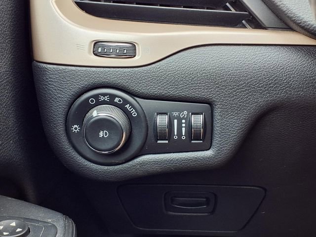 Used 2016 Jeep Cherokee Latitude w/ Cold Weather Group AWD/4WD image 17