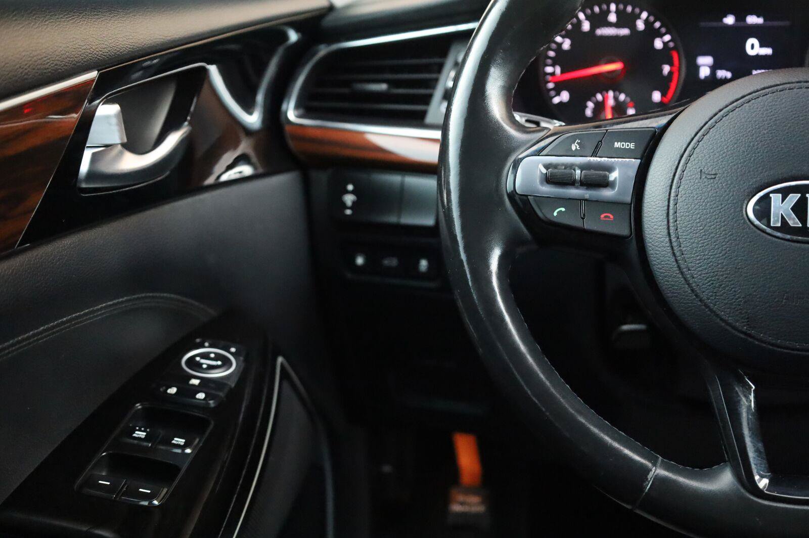 Used 2017 Kia Cadenza Premium FWD image 29