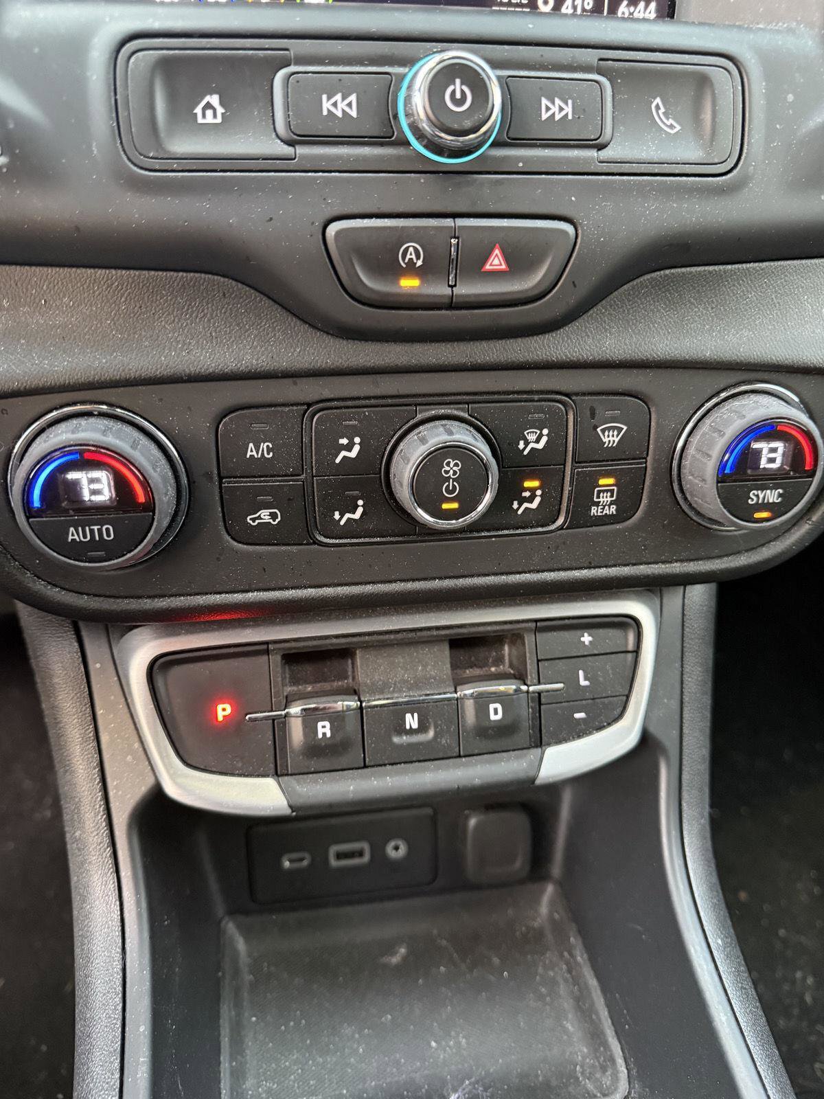 Used 2024 GMC Terrain SLE w/ Driver Convenience Package image 10