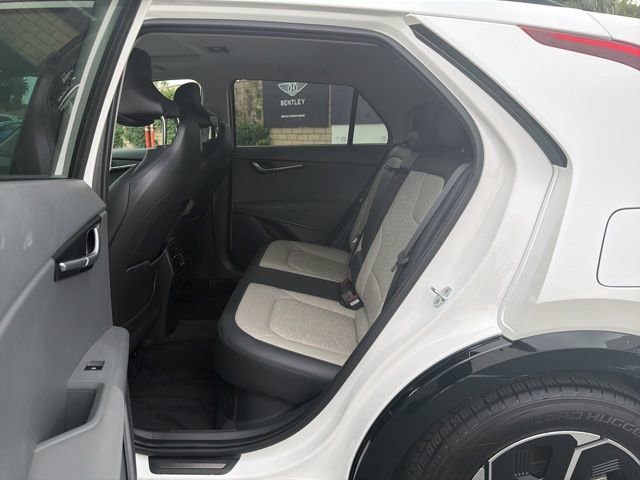 Used 2023 Kia Niro SX image 11