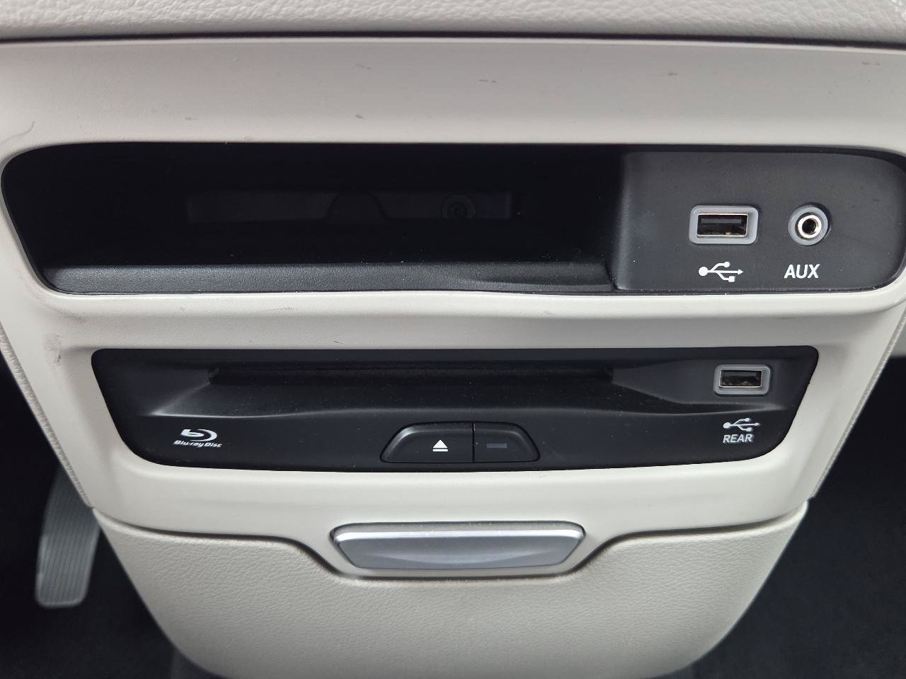 Used 2017 Chrysler Pacifica Touring-L Plus w/ Tire & Wheel Group FWD image 37