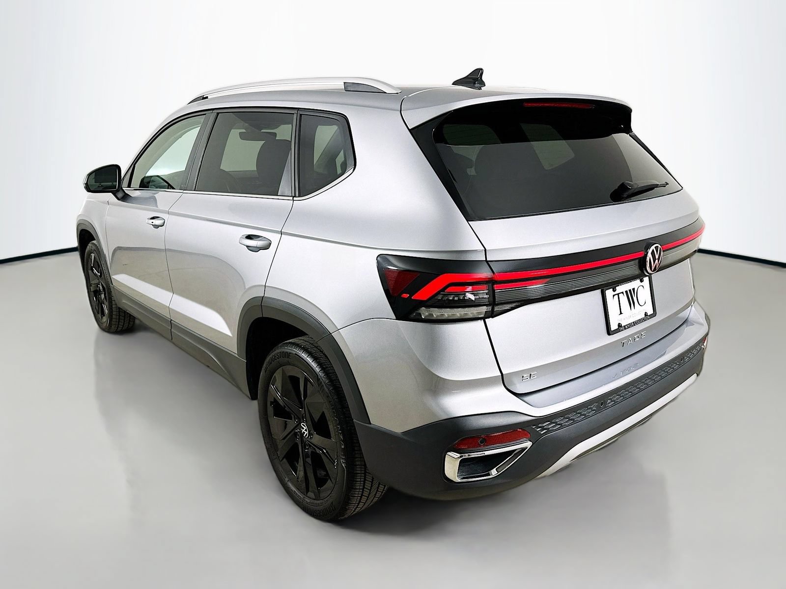 Used 2025 Volkswagen Taos SE FWD image 7
