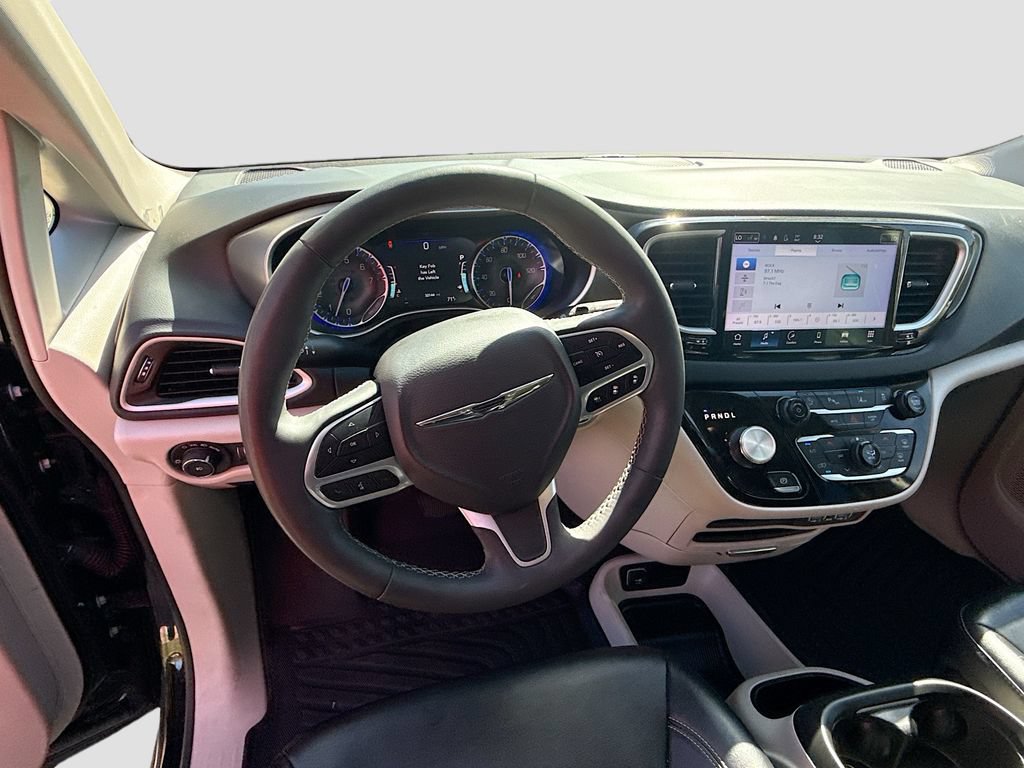 Used 2024 Chrysler Pacifica Touring-L FWD image 11