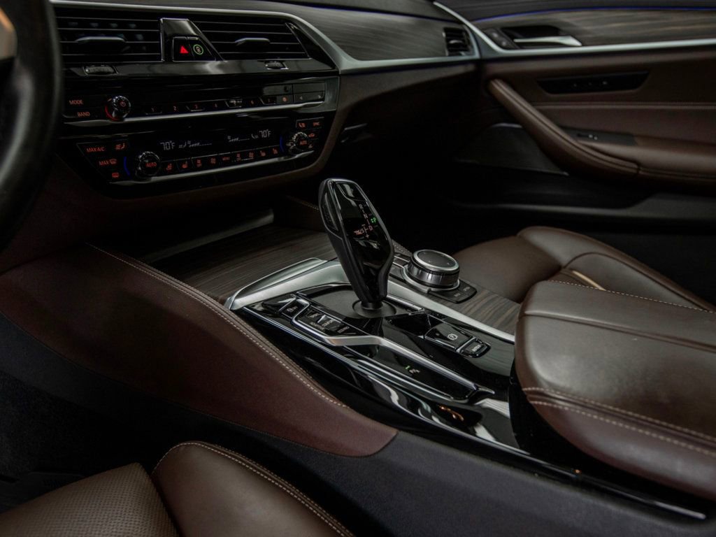 Used 2022 BMW M550i xDrive w/ Dynamic Handling Package image 27