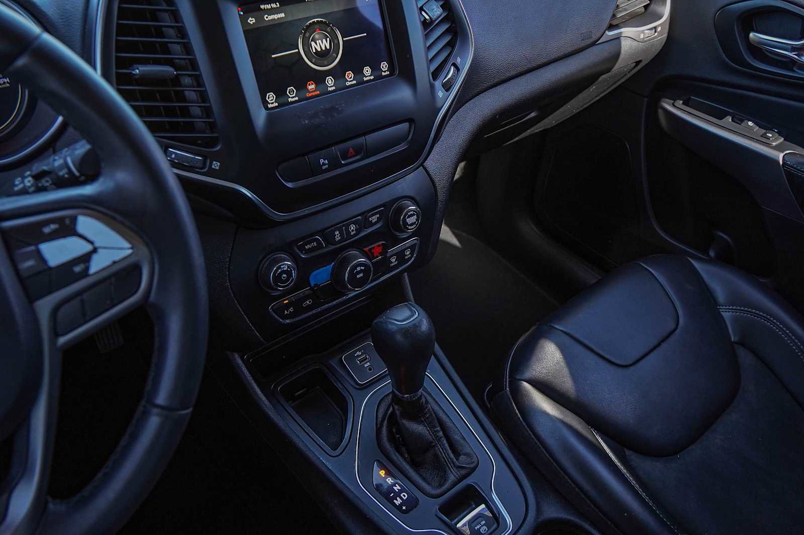 Used 2019 Jeep Cherokee Latitude Plus image 14