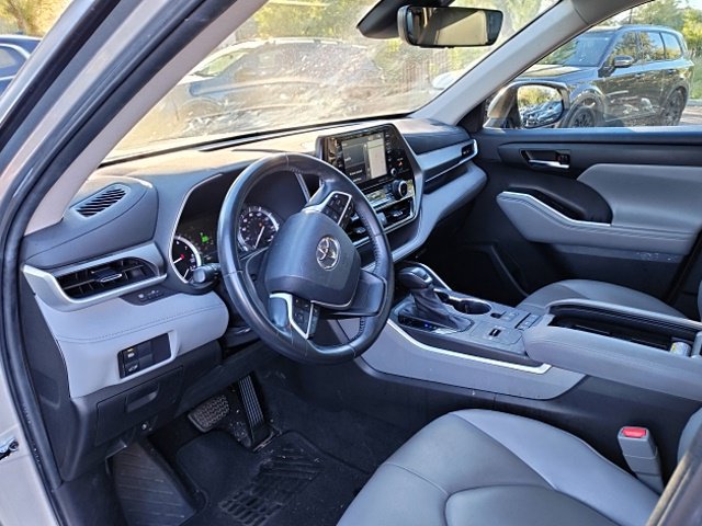 Used 2022 Toyota Highlander XLE FWD image 19